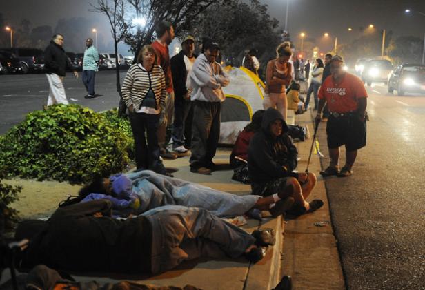 Americans await free medical care (Remote Area Medical, Los Angeles, Aug., 2009)