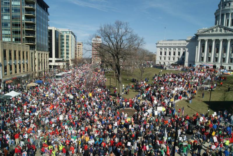 picture of the crowd at the Wisconsin Capitol